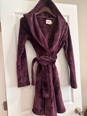 UGG Plush Hooded Robe in Plum S XS wrap tie belt EUC purple lounging hood